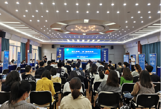 5月27日上午,“智汇潇湘•‘益’起向未来”益阳市人才新政宣传推介及招才引智活动在中南大学举行。