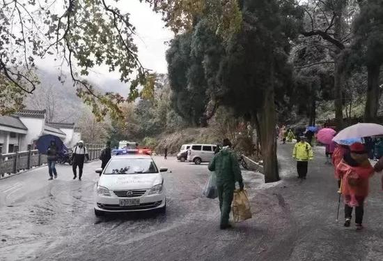 △南岳交警结冰路段管制