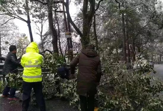 △南岳交警联合百姓及时清除路障