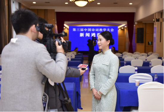(第三届中国诗词教学大会组委会负责人、长沙诺贝尔摇篮教育集团副总经理阳玉涓接受媒体采访)