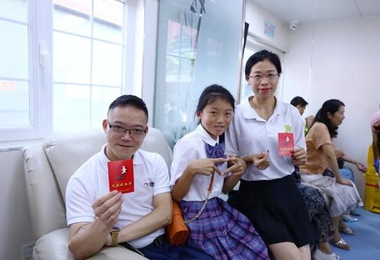 喻新科与妻子王华红、女儿