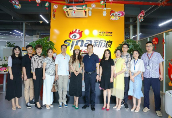 湖南大众传媒职业技术学院徐景学副院长(右六)一行调研新浪湖南。