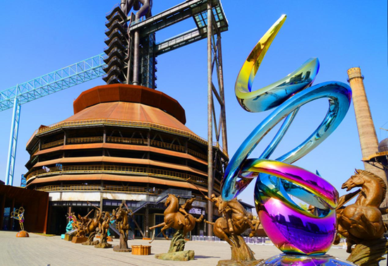 “黄剑奥运雕塑艺术二十年”作品在首钢园三高炉广场展出