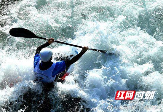 湖南省第十三届运动会女子专业组皮划艇激流回旋项目比赛现场。