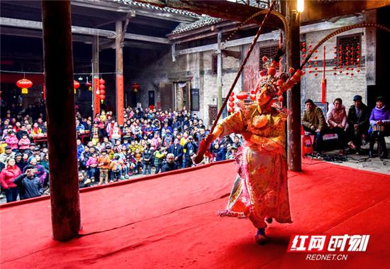 文艺志愿服务队送戏下乡到洋市镇庙下村。