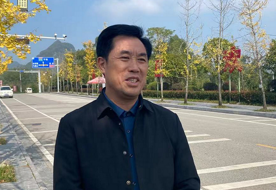 下灌村党委书记李乾旺向媒体介绍交通问题顽瘴痼疾整治情况