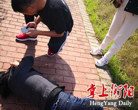 ▲老人恢复意识后,特警队员立即询问老人亲属的联系方式