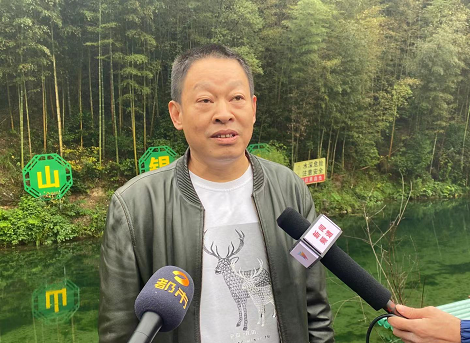 詹桥镇长浩社区居民李明余说:如今车通了,坐车上街只要半个小时,方便!