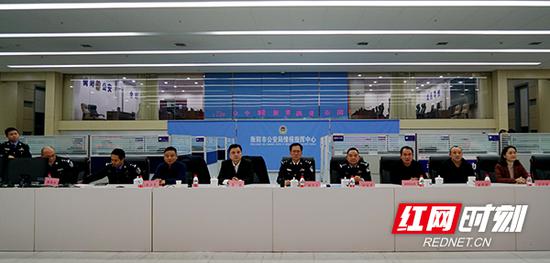 12月24日20时许,衡阳市委副书记廖健(左五),衡阳市副市长、市公安局局长胡志文(右五)来到市公安局指挥中心调度“平安夜”安保工作,确保“平安夜”安保工作万无一失。