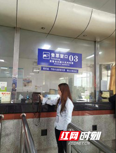 5月13日中午12点,衡阳酃湖车站售票员廖婷在售票窗口捡到一个黑色皮包。