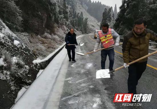 冰雪天气使得景区道路产生不同程度的积冰,工作人员顶风冒雪,一边撒盐融雪化冰一边人工清扫,保障道路出行安全。