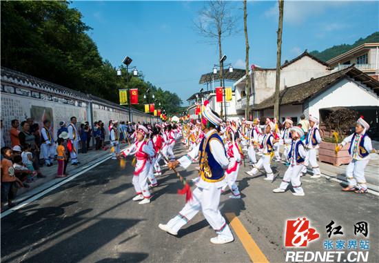 马合口白族乡梭子丘村村民载歌载舞欢庆。