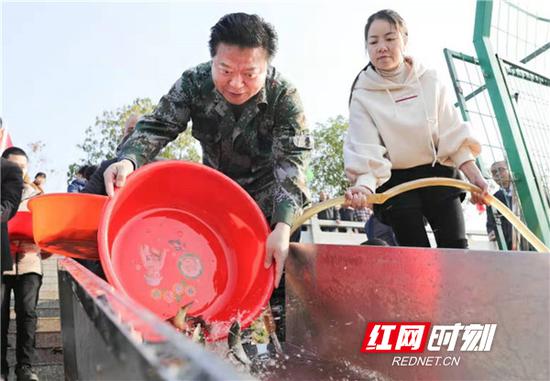 衡阳县委书记曾秀(左)在投放鱼苗。