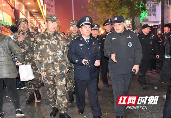 衡阳市公安局副局长、政治部主任钟正军(前排右二)现场指挥督导。