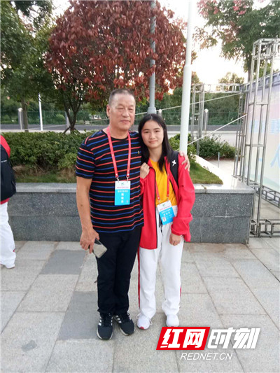 衡阳残疾人游泳队主教练冯迎春（左）和谢婷婷（右）合影。（受访人供图）
