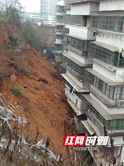 　　受连日来的阴雨天气影响，2月20日上午九点五十四分，衡阳市石鼓区五一路46号北香苑居民楼东侧突发山体滑坡.