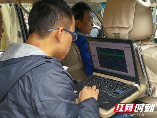 无线电管测试人员在数据采集车中认真地盯着仪器中数据的变化。