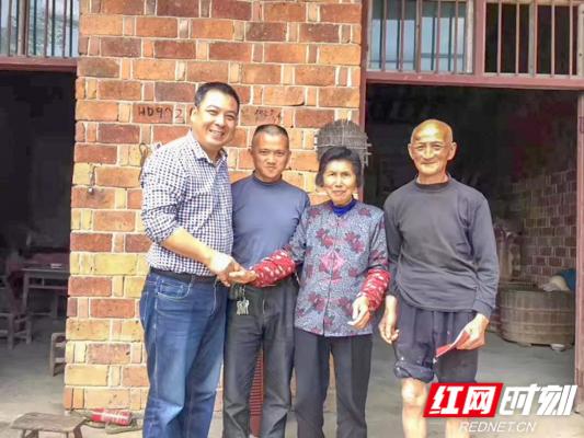 益阳市桃江县扶贫办主任胡喜明(左一)。