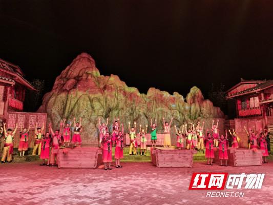 苗寨篝火情景剧《竹山花开》。