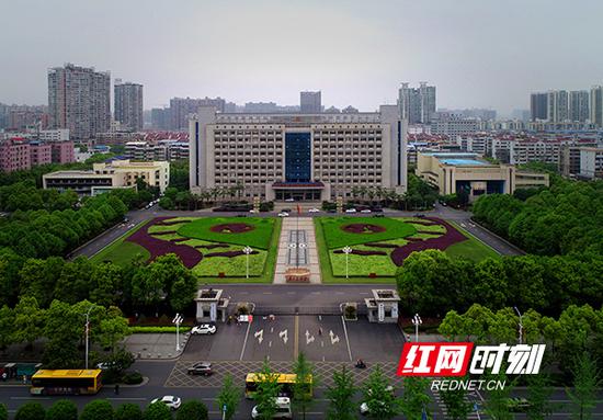 4月15日,衡阳市政府。周末的机关大院清新肃静,雍容大雅。
