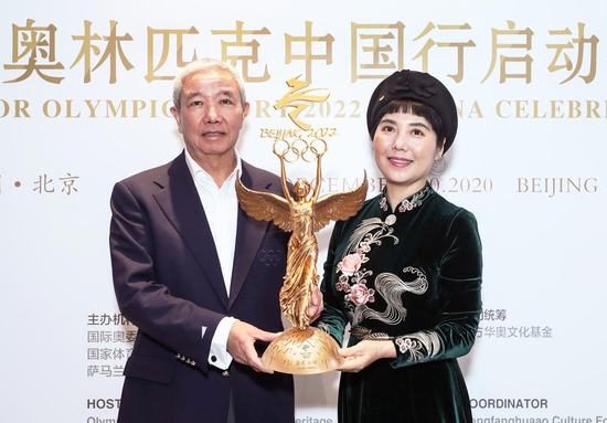 于再清副主席授予黄剑“奥林匹克中国行宣传大使＂，并共托中国行艺术标志《奥运女神》，开启奥林匹克中国行。