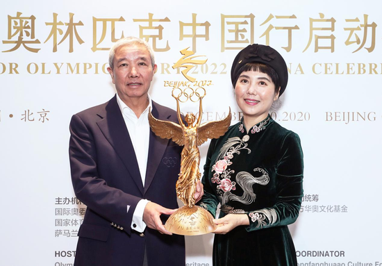 于再清副主席授予黄剑“奥林匹克中国行宣传大使",并共托中国行艺术标志《奥运女神》,开启奥林匹克中国行。