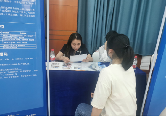推介会招聘现场。