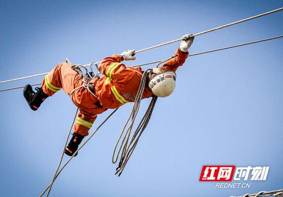 廖仲国进行技能训练。