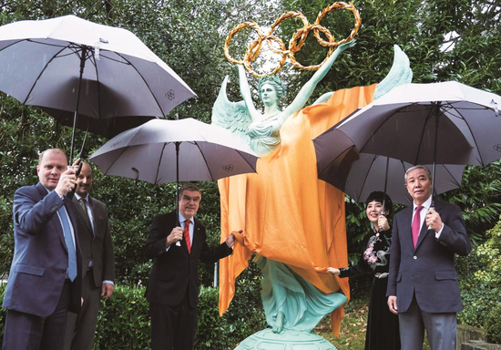2020年1月17日中瑞建交70周年纪念日，在洛桑国际奥林匹克博物馆举行《奥运女神》落成典礼，巴赫主席、于再清副主席、洛桑市长朱诺、雕塑家黄剑等共同为雕塑揭幕。