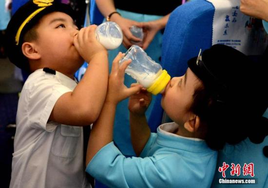 资料图：两名儿童在喝牛奶。 王东明 摄