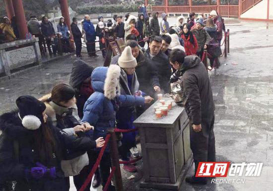面对成倍增长的游客,南岳景区在半山亭索道站等游客相对集中区域,安排工作人员为排队的游客送上一杯杯热乎乎的茶水,提供贴心服务。