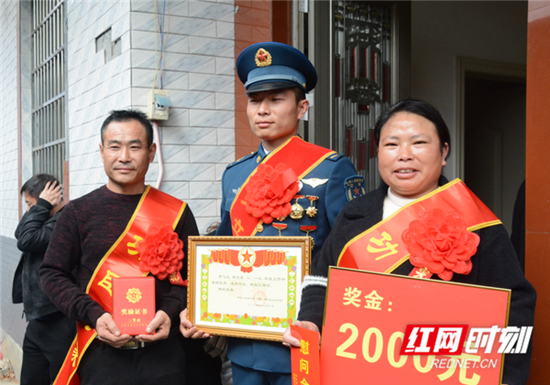 立功军人黄飞虎家属合影。