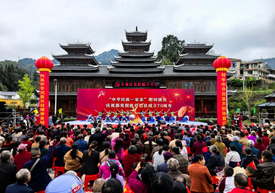 图为“中华民族一家亲”慰问演出走进伞寨村，把国家级院团的精彩节目送到了村民的“家门口”。