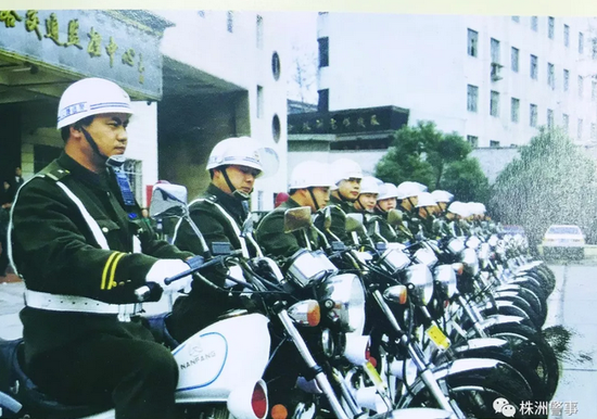 1998年“122”公路巡警整装待发