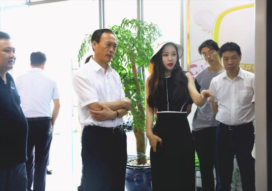 新浪湖南总经理黄盈向中共宁波市委常委、鄞州区委书记褚银良介绍新浪湖南