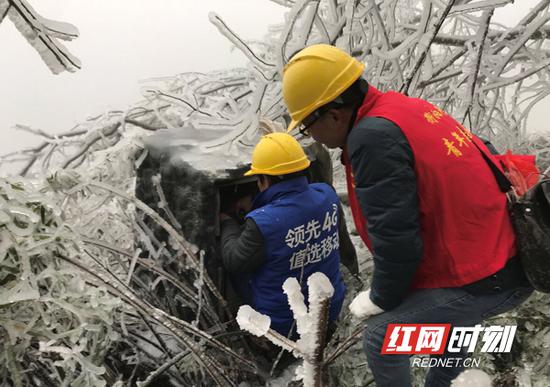 低温结冰造成南岳中心景区两个移动基站退服，工作人员维护人员在道路结冰的情况下，步行前往进行故障抢修，确保景区信号覆盖正常。