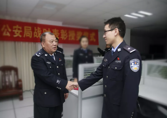 肖海波为战时立功民警颁奖
