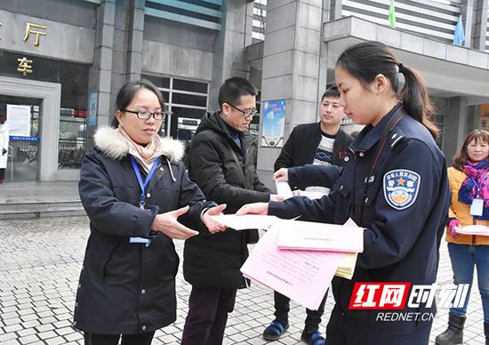 民警给市民发放交通宣传资料。