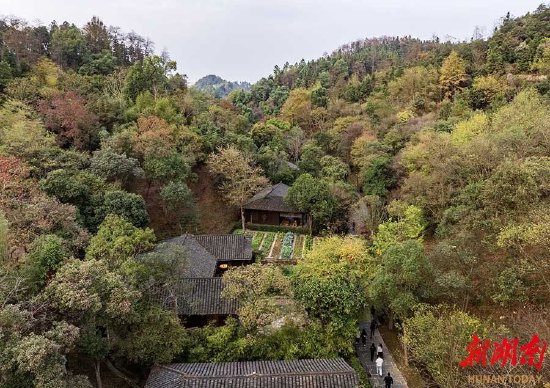云社村重现《桃花源记》描绘秦人居住的千年古村落。李健摄