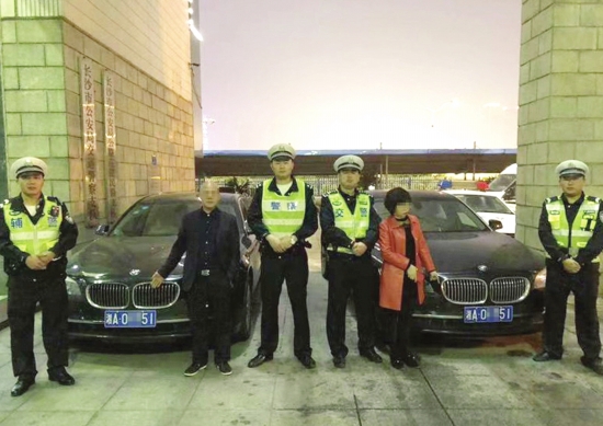 10月24日晚，长沙市交警支队，丈夫李某虎与妻子杨某林指认“双胞胎”宝马车。图/受访者提供