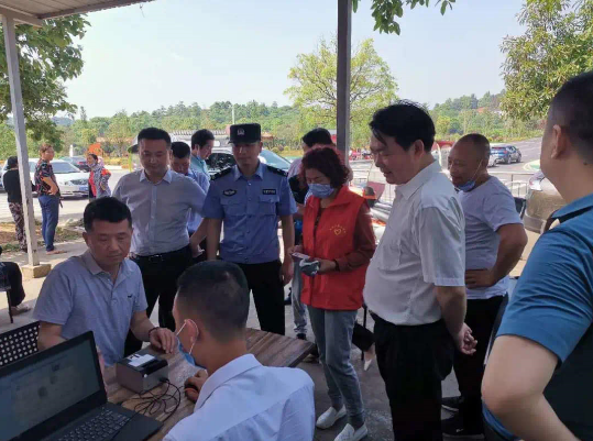 派出所民警主动上门,为群众录指纹
