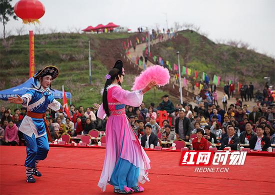热闹非凡的开幕式现场让游客们一饱耳福,过足眼瘾。陆昕\摄