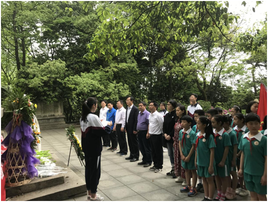 学生代表黎妍同学介绍黄兴先生生平事迹