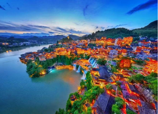 与故宫，长城同台领奖，这座长满了国际游客的古镇拥有怎样的“出海密码”？