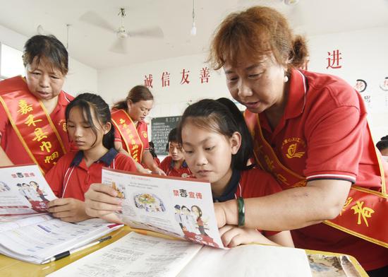 6月23日,嘉禾县东塔学校,禁毒妈妈向学生宣讲禁毒知识。
