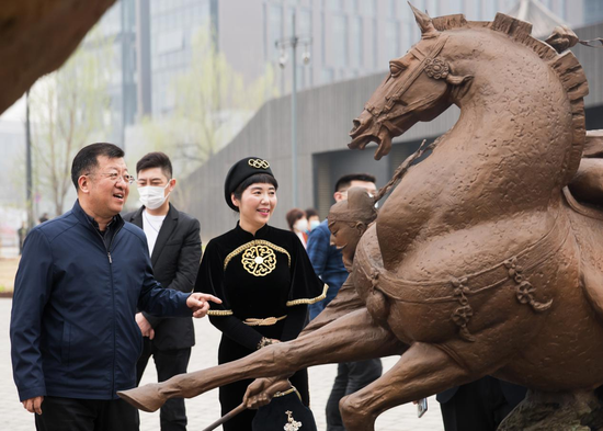 黄剑向刘海涛书记介绍奥运雕塑作品