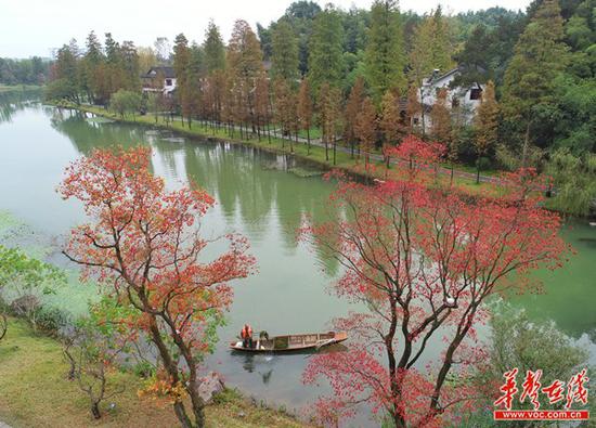 桃花源景区的沿江风光 傅聪摄