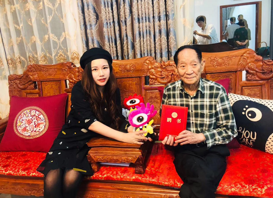袁隆平院士现场题词“新浪湖南越办越好!”对新浪湖南给予高度肯定,并接受了“湖南微博大V联盟”荣誉顾问聘书。