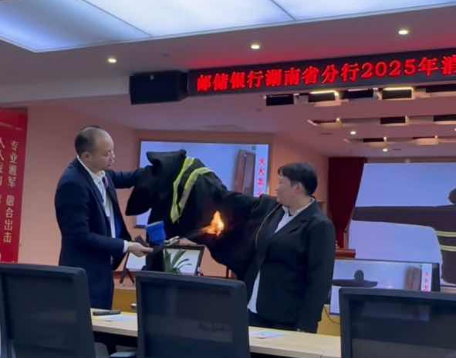 （员工试穿防火服体验防火隔热功能）