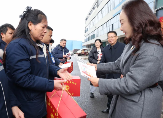 张白云为户外劳动者和一线职工代表送上工会关爱服务政策宣传册